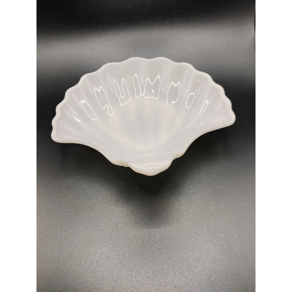 Vintage Clam Shell White Milk Glass‎ Scalloped Seashell Shaped Soap Trinket Dish